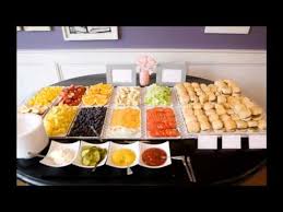 Filled with toasts to the future and cute table settings, this graduation party idea will leave your guests filled with delicious food and your graduate feeling celebrated. Graduation Dinner Ideas Awesome Graduation Party Food Ideas