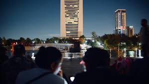 A menudo me encuentro pensando que la noche está más viva y que tiene  colores más vivos que el día.”