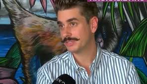 Ο «κερέμ» από το «κόκκινο ποτάμι» ξύρισε το μουστάκι και είναι έτοιμος για νέα, καθημερινή σειρά. 8odwrhs Frantzeskos News Gr