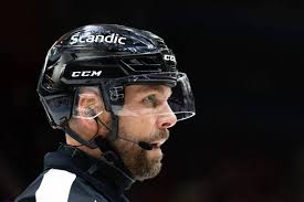 Domare Marcus Linde under ishockeymatchen i SHL mellan Frölunda och  Oskarshamn den 26 oktober