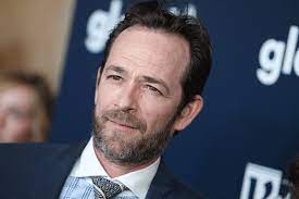Luke perry dead at 52, 'beverly hills, 90210' star didn't recover after stroke luke perry dead at 52 never recovered from 'massive' stroke. Famosos Lamentam A Morte De Luke Perry Quem Quem News