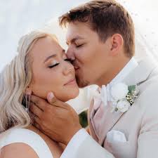 Any beginner photographers, someone who is usually a second shooter, or  anyone with great New Years deals going on? I'm a college student currently  in my unpaid student teaching semester so I'm