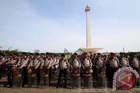Mari mengenal dan mencintai seni kaligrafi dengan mewarnai gambar kaligrafi allah dan muhammad. 4 000 Tentara Dan Polisi Apel Pilkada Di Monas Antara News