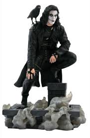 Amazing attention to details with meticulous likeness of the crow: The Crow Gallery Statue Eric Draven On Rooftop Actionfiguren24 Collector S Toy Universe