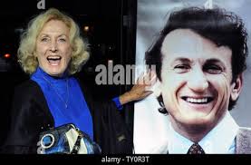 Eileen Ryan, Mutter der Star "Milch" Sean Penn Gesten zu Bild ihres Sohnes  auf einem Poster