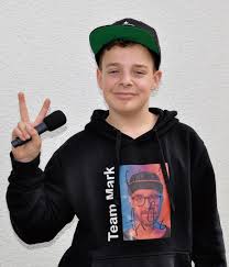 He is best known for directing the films monster's ball (2001), finding neverland (2004), stay (2005). Lucas Zieht Mit Mark Forster In Die Battles Nurtinger Zeitung