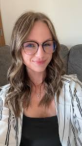 How to add a professional outfit to a selfie for head shots?