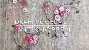 Nehmen sie drei knöpfe in verschiedenen größen und stellen sie sie aufeinander, indem sie mit dem größten anfangen und ein kerzenständer mit knöpfen können sie auch ganz leicht basteln. Diy Drahtvogel Mit Knopfen Youtube