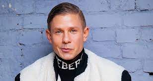 Митя фомин — 200 лет (слышь, да ладно 2020). Kak Mitya Fomin Spasaetsya Ot Depressii Novosti Russkogo Radio Moskva 105 7