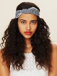 On entortille chaque bout sur lui même et on enroule en formant des cercles pour créer un nœud en forme de fleur ! Foulard Cheveux Afro Boucles Frises Crepus