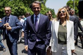 Γεμάτη καμάρι και περηφάνια συνόδευσε τη δευτέρα η μαρέβα μητσοτάκη τον σύζυγό της και νέο πρωθυπουργό της ελλάδας, κυριάκο μητσοτάκη, στην ορκωμοσία του. To Styl Ths Marebas Mhtsotakh Kai Oi Adelfes Toy Kyriakoy Znews