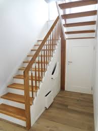 Weisse Wangentreppe Aus Eiche Mit Unterbau Schrank Die Optimale Losung Fur Mehr Stauraum Im Treppenhaus Wangentreppe Weissetre Treppe Treppe Holz Treppe Haus