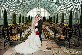 Como Park Wedding In The Sunken Garden Wedding Park Weddings Minneapolis Wedding Photographer