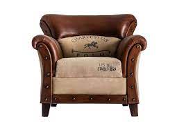 Le charme intemporel du buffet de salon. Fauteuil Vintageen Cuir Vieilli Facon Club