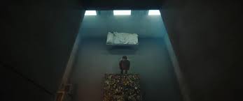 A slab of food descends floor by floor in a prison. El Hoyo La Pelicula De Moda De La Pandemia Es Espanola Television El Pais