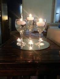 Ver más ideas sobre decoración de copas, copas boda, copas de novios. Centro De Mesa En Copas De Cristal Y Velas Blancas Mas La Base Espejo Decoracion Con Velas Decoracion De Copas Mesas De Vidrio