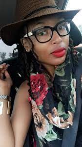 Red Lipstick Floral Scarf Travel Fashion Locs Hats Dreadlocks Dreads Ig Ohsonatural Me Wear Red Lipstick Dreads Girl Dreads