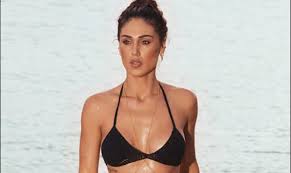 La celebre scena dello spogliarello dietro la veneziana può, però. Cecilia Rodriguez Instagram Quarantena In Costume Sulla Spiaggia Me Ne Sono Andata