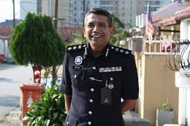 Ibu pejabat polis daerah petaling jaya polis diraja malaysia petaling jaya jalan pencala, 46050 selangor, malaysia. Memori Pau Kaya Selepas 3 Dekad Ketua Polis Pj Jejak Kasih Penyelia Syarikat Bapa Terharu Aunty Ah Siong Simpan Keratan Akhbar Berita Saya Viral Mstar