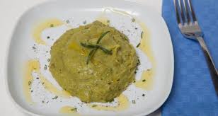 Cuoci i piselli in padella per 3 minuti e poi frullali aggiungi al purè l'olio d'oliva, il sale, il timo e il succo di lime cuoci il filetto di salmone in padella per qualche minuto insieme ai pomodorini e componi il piatto metti sul fondo del piatto il purè di piselli e aggiungi il filetto di salmone decora il tuo purè di piselli con salmone con i semi di chia. Pure Di Piselli Al Rosmarino Bertolli