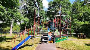 Am ende jeder übung kann man sich auf einer kleinen plattform erholen bevor es zur nächsten aufgabe weitergeht. Kletterpirat Kinderhochseilgarten Eventattraktion De