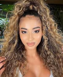 Hayley Renee Boakes (@HayleyRenee)