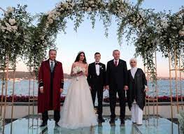 Nach seiner hochzeit meldet sich mandy capristo auf instagram am freitag heiratete mesut özil seine große liebe amine gülse am bosporus. Mesut Ozil Nach Seiner Hochzeit Meldet Sich Mandy Capristo Auf Instagram