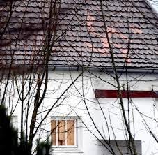 That guy is a nazi. Mit Hochdruckreiniger Hakenkreuz Auf Hausdach Wir Fanden Es Lustig Welt