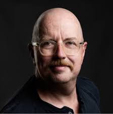 Alle burde læse denne bog! Sådan tænkte jeg både under og efter jeg læste  Jason Hickels fantastiske bog “Less is More