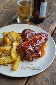 Dopo averle preparate con la salsa bbq , alla griglia e con piselli e patate in padella, abbiamo scelto di cucinarle in maniera semplice aromatizzando le costolette con rosmarino e paprika. Costine Di Maiale Alla Texana Al Forno Con Patate Al Chili E Salsa Barbecue Ilgattoghiotto It