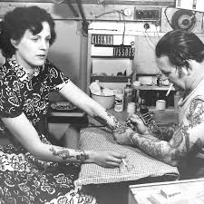 Tattoos1960 is currently set in all the top spots in many cities of india. 30 Vintage Photographs Of Badass Women Getting Tattooed Vintage Everyday