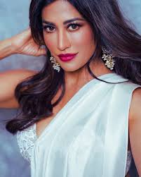 Spray or stick for skin hydration?