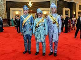 يڠدڤرتوان اݢوڠ‎), also known as the paramount ruler, the supreme head or the king. Yang Di Pertuan Agong Ke 16