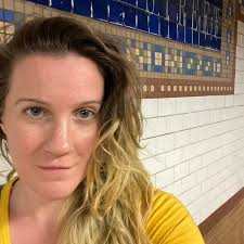 I am BEGGING the people loudly saying "Glinda is the villain!" to gain some  media literacy. Watch the whole damn show. Read the OG novel. Glinda is not  a good character. She