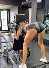 Is it me or is she literally holding the weight w her head???? What is  this form? : rgymsnark