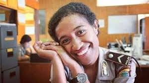 Di tahun baru, banyak orang yang ingin punya tampilan berbeda dibanding tahun sebelumnya. Polwan Papua Gak Boleh Rebonding Video Dailymotion