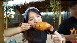 Bakso lobster ini pun viral, sejumlah food vlogger ternama seperti magda dan farida nurhan pun tak ketinggalan untuk langsung mencicipi bakso viral tersebut. Gede Banget Bakso Cumi Gajah Bikin Ngiler Abis Guideku Com