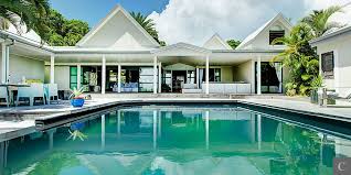 Villa Oleden En Guadeloupe Avec Son Architecture Typique Creole Mansions House Styles Outdoor Decor
