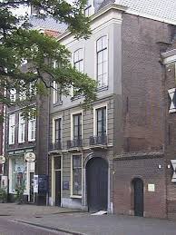 Al in de 13e eeuw, als het binnenhof wordt gebouwd, staan er huizen en stallen op het buitenhof, en tijdens graaf aalbrecht. Buitenhof 34 En 35 Den Haag