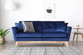 Le velours couplé à la jolie couleur bleu roi et les pieds en bois sauront apporter à la fois modernité, convivialité et élégance à votre espace de vie. Canape Scandinave 3 Places Bleu En Velours Hoga 2 Coussins