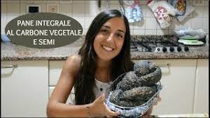 Pane al carbone vegetale, tutto il gusto del pane associato ai benefici del carbone vegetale per alimenti che rendono la tavola decisamente particolare. Pane Integrale Al Carbone Vegetale Youtube