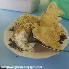 Sego cawuk di warung bu mantih sendiri terdiri dari nasi yang diguyur kuah pindang, kuah bumbu rujak, dan salah satu makanan khas banyuwangi yang populer adalah pecel rawon rm. Warung Sego Pecel Mbok Jah Banyuwangi Seru Banyuwangiseru