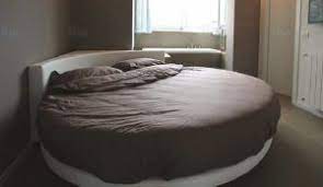 Chi sceglie un letto rotondo deve pensare allo stile della stanza e agli elementi che la compongono, per adattarlo e posizionarlo al meglio. Letto Rotondo Sicuri Che Sia Una Buona Idea Vantaggi E Svantaggi