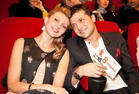 Родители владимира зеленского живут в кривом роге, хотя сын не раз предлагал им переехать в киев. Zhena Vladimira Zelenskogo Elena Kiyashko Biografiya Deti I Lichnaya Zhizn