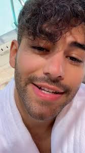 En realidad tienes que hacer click aquí 👉🏼  https://agoney.lnk.to/Dicotomia ❤️‍🔥🪽