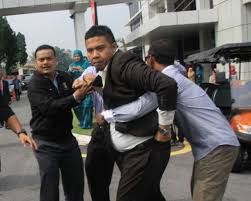 Ahli parlimen pasir salak, tajuddin abdul rahman menyifatkan pendedahan mengenai gerakan mengumpul sd untuk anwar sebagai berita baru. Pecat Ahli Umno Terlibat Serangan Ke Atas Mp Di Parlimen