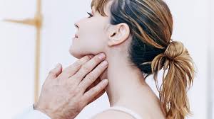 Wenn es im ohr juckt, kann dies unterschiedliche ursachen haben. Geschwollene Lymphknoten An Ohr Und Hals Warnzeichen Fur Krebs