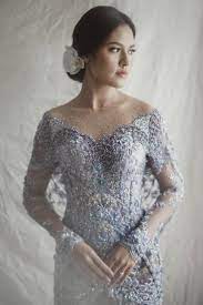 Kebaya pengantin ekor modern full payet atasan dan ekor menyatu ya… model kancing depan ekor. 45 Model Vera Kebaya Modern Pengantin Wisuda Terbaru 2020 Bergaya