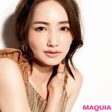 岡野瑞恵さんの小顔マジックを大公開 光とツヤ仕込みでつくる立体小顔メイク マキアオンライン maquia online 小顔 メイク パウダーチーク メイク