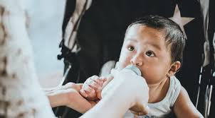 Namun, tidak jarang juga bunda memberikan susu formula karena mengalami kesulitan dan masalah dalam untuk itu, yuk simak penjelasan takaran susu formula yang tepat untuk bayi sesuai dengan usianya! Tanda Bayi Tidak Cocok Susu Formula Parenting Fimela Com